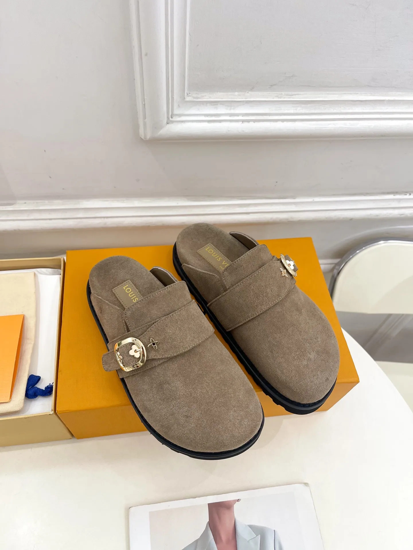 👟👟Ex-factory price 580👟👟 Men's model ➕10 LV | Louis Vuitton 25𝐬𝐬 🧡💚2025 Early spring new model Top version ⚠️ The counter features the latest LV COSY COMFORT metal buckle Bread Mule slippers hard goods new🆕 ❥BS purchasing level! Full of high-end feel! A popular model among bloggers at home and abroad, it’s retro and fashionable and looks amazing on your feet! Mainly recommended models on the official website★ ━━━━━ ЅᏇєєt ━━━━━ ▪️Upper: original specific cowhide/old leather ▪️lining: imported cowhide lining ▪️outsole: original molded outsole ▪️shoe size: women's size 35-39 (customized at 40.41) Men's size 40-44 (45.46 customized)